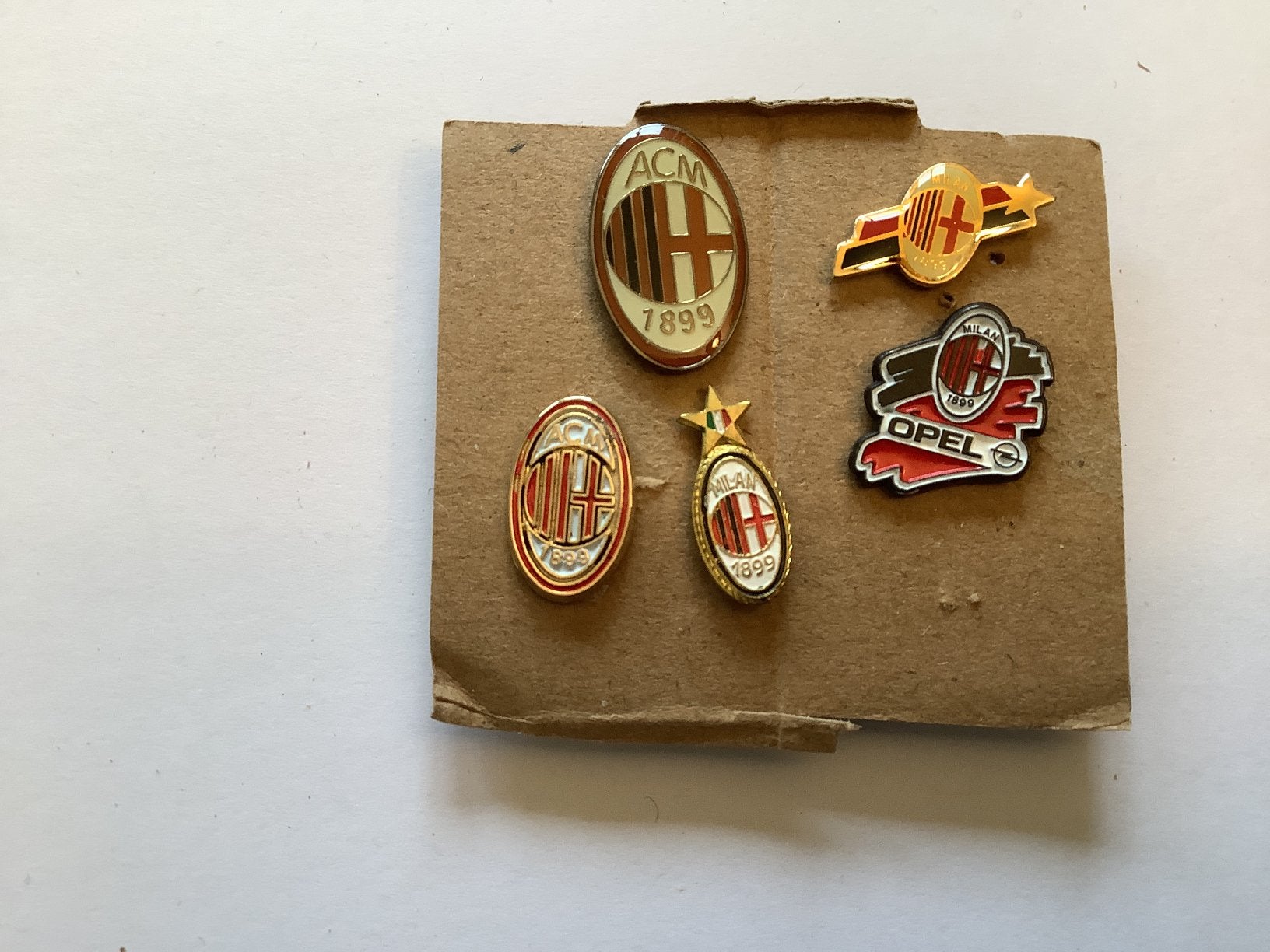 5 Pins AC Milan, Verzamelen, Ophalen of Verzenden, Zo goed als nieuw, Buitenlandse clubs, Poster, Plaatje of Sticker