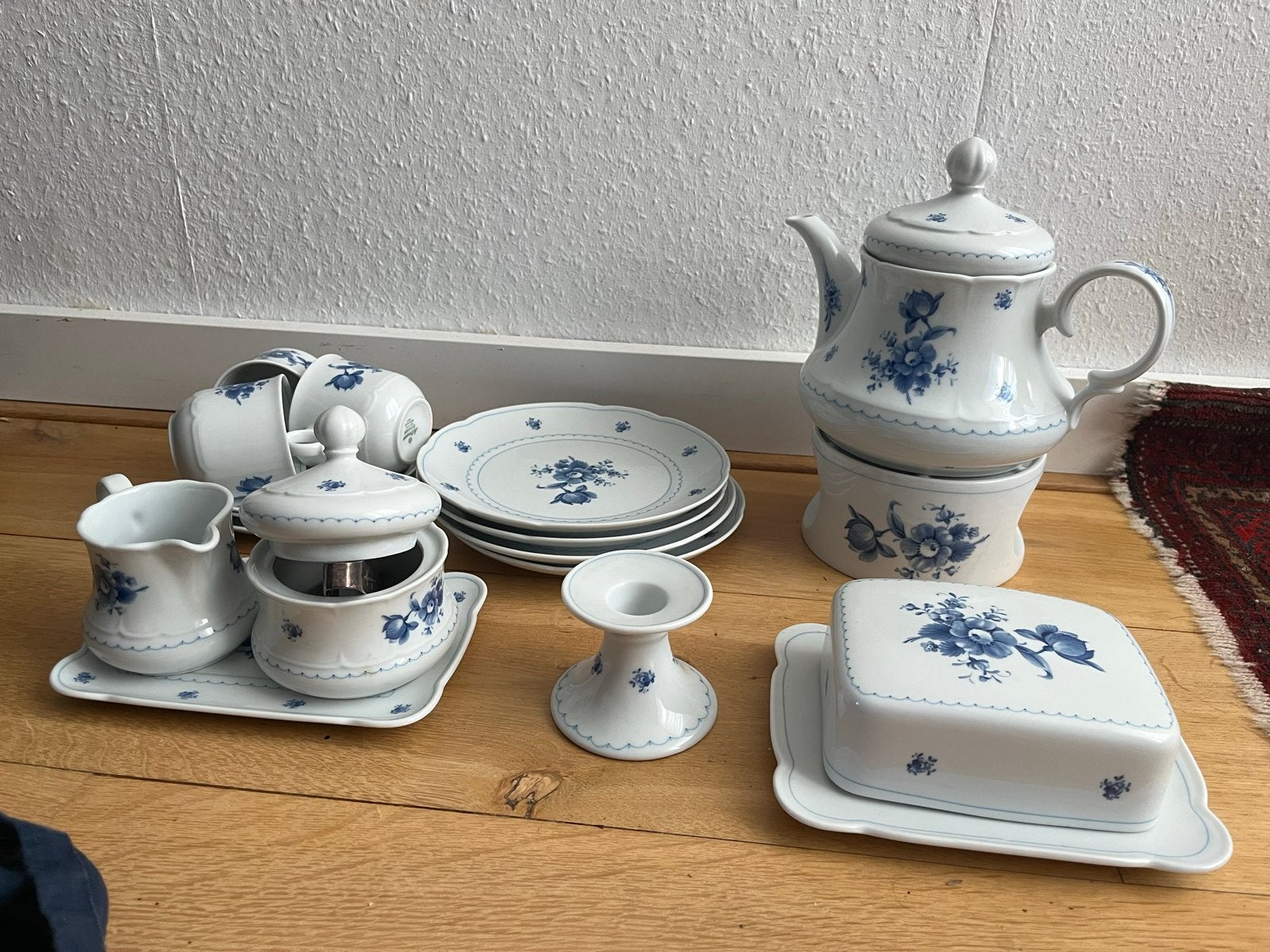 Prachtig porseleinen servies met blauw bloemmotief, Antiek en Kunst, Antiek | Servies los, Ophalen