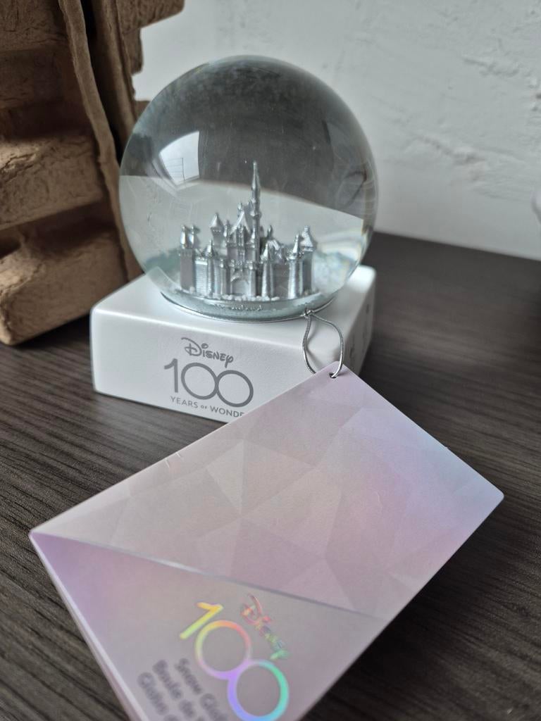 Nieuw!! Snowglobe Disney 100 jaar, Verzamelen, Disney, Ophalen of Verzenden, Nieuw, Beeldje of Figuurtje
