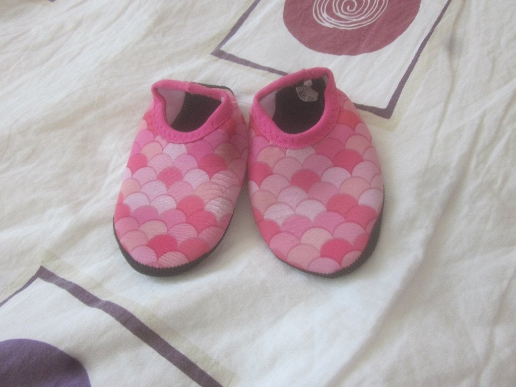 Nwe roze/fuchsia zwemschoentjes met zwarte zooltjes 12,7 cm, Kinderen en Baby's, Babykleding | Baby-zwemkleding, Zwemschoenen