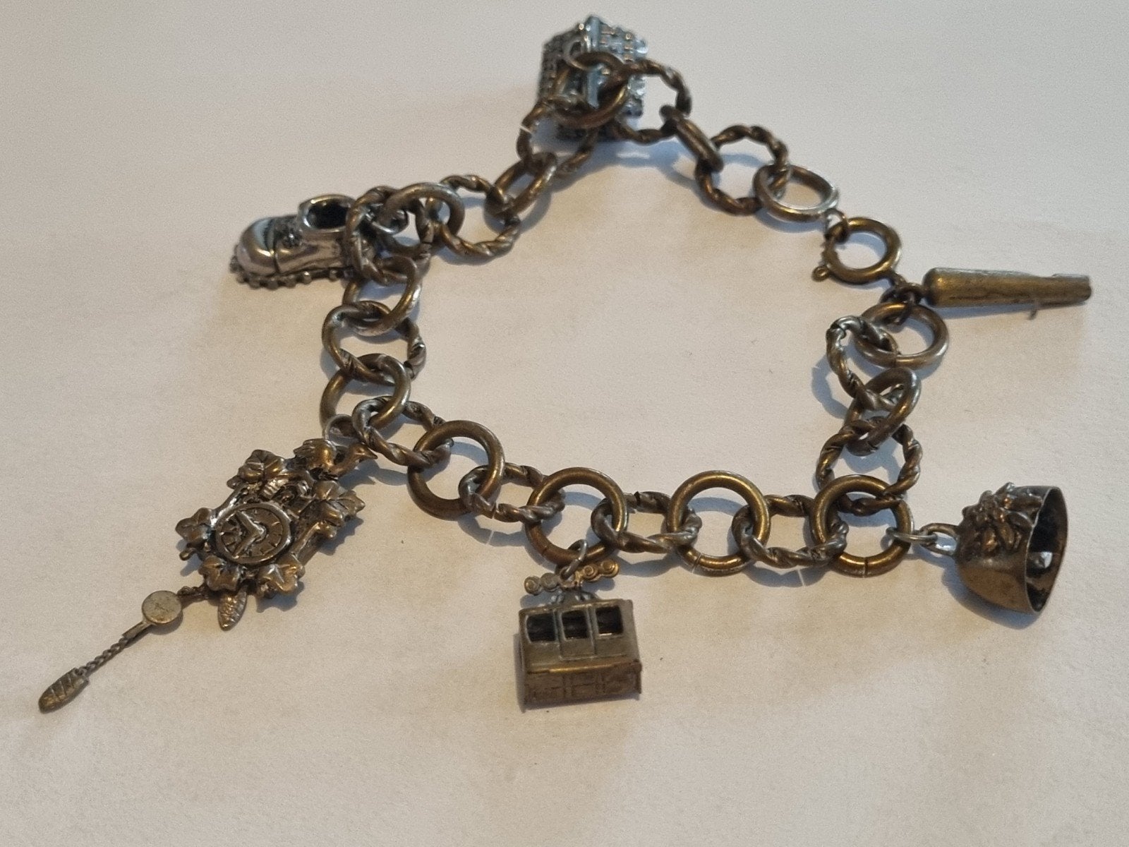 Vintage bedelarmband met 6 unieke bedels, Overige merken, Gebruikt, Ophalen of Verzenden, 4 bedels of meer