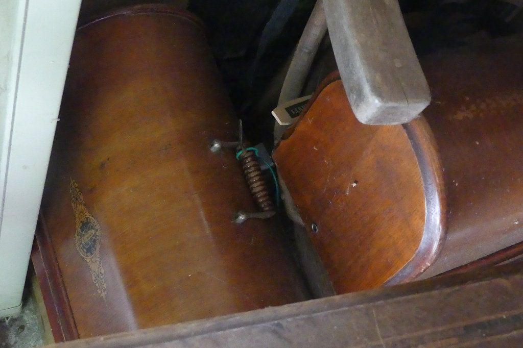 9 antieke naaimachine kisten, Ophalen