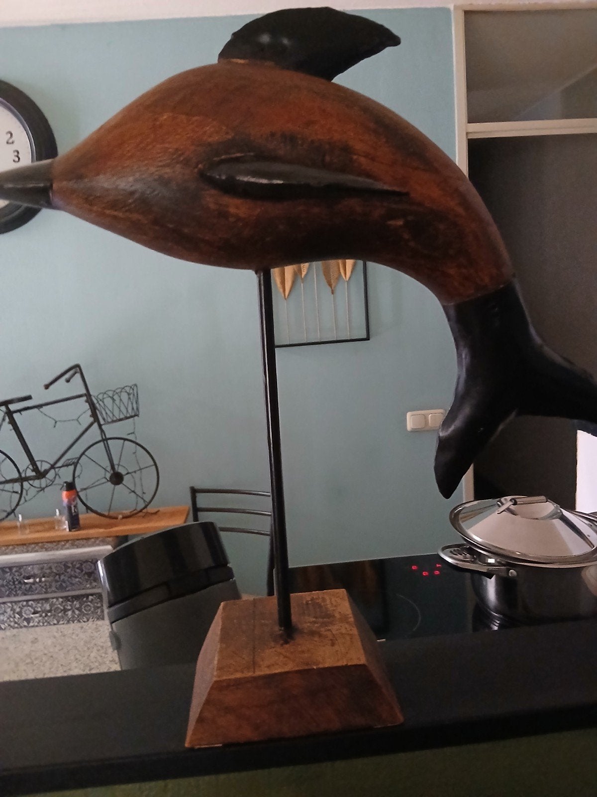 Houten dolfijn sculptuur op sokkel, Antiek en Kunst, Ophalen of Verzenden, 20 - 50 cm, Zeeleven, Beeld