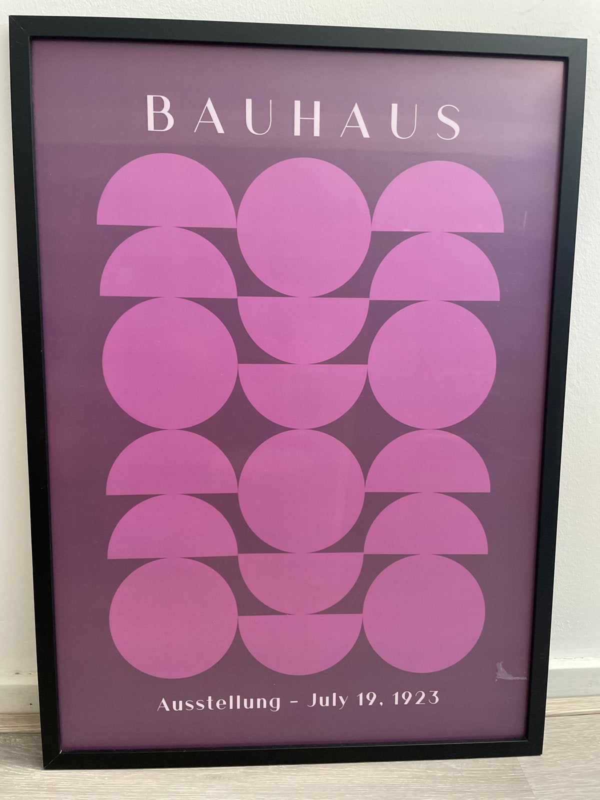 Ingelijste Bauhaus poster 50x70 cm - Roze/Paars, Ophalen, 50 – 75, Zo goed als nieuw, Foto of Poster