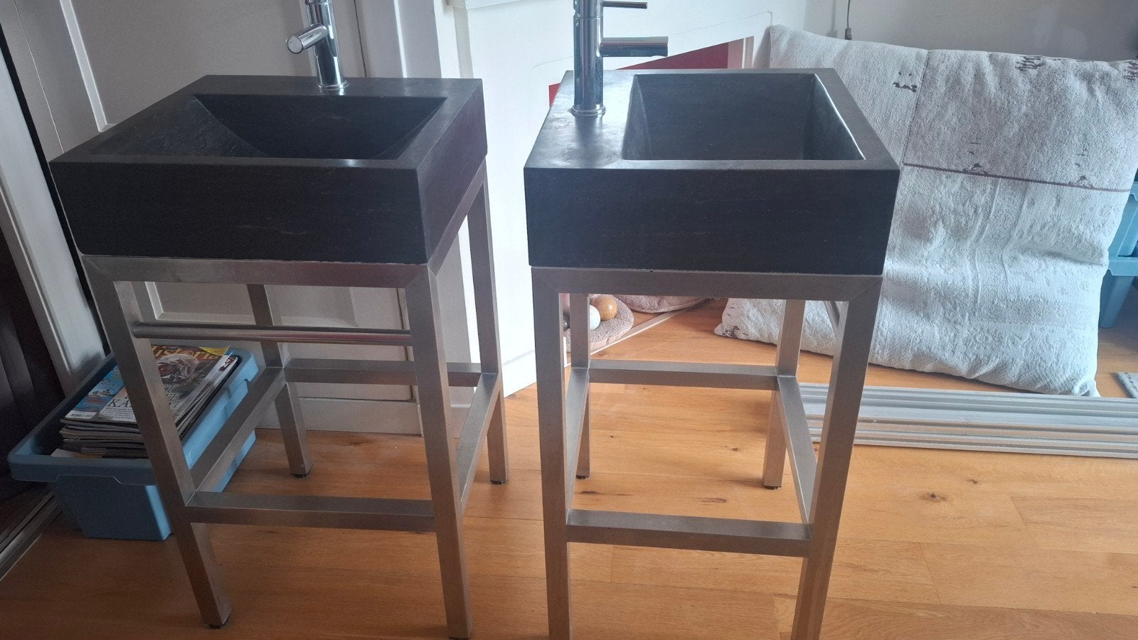 2x Design wastafel met kraan en onderstel, Ophalen, Gebruikt, Rvs, Wastafel