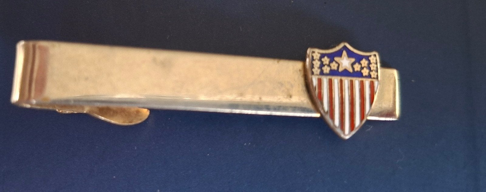 Vintage goudkleurige Dasspeld met Amerikaans Schildje, Ophalen of Verzenden, Gebruikt, Overige materialen