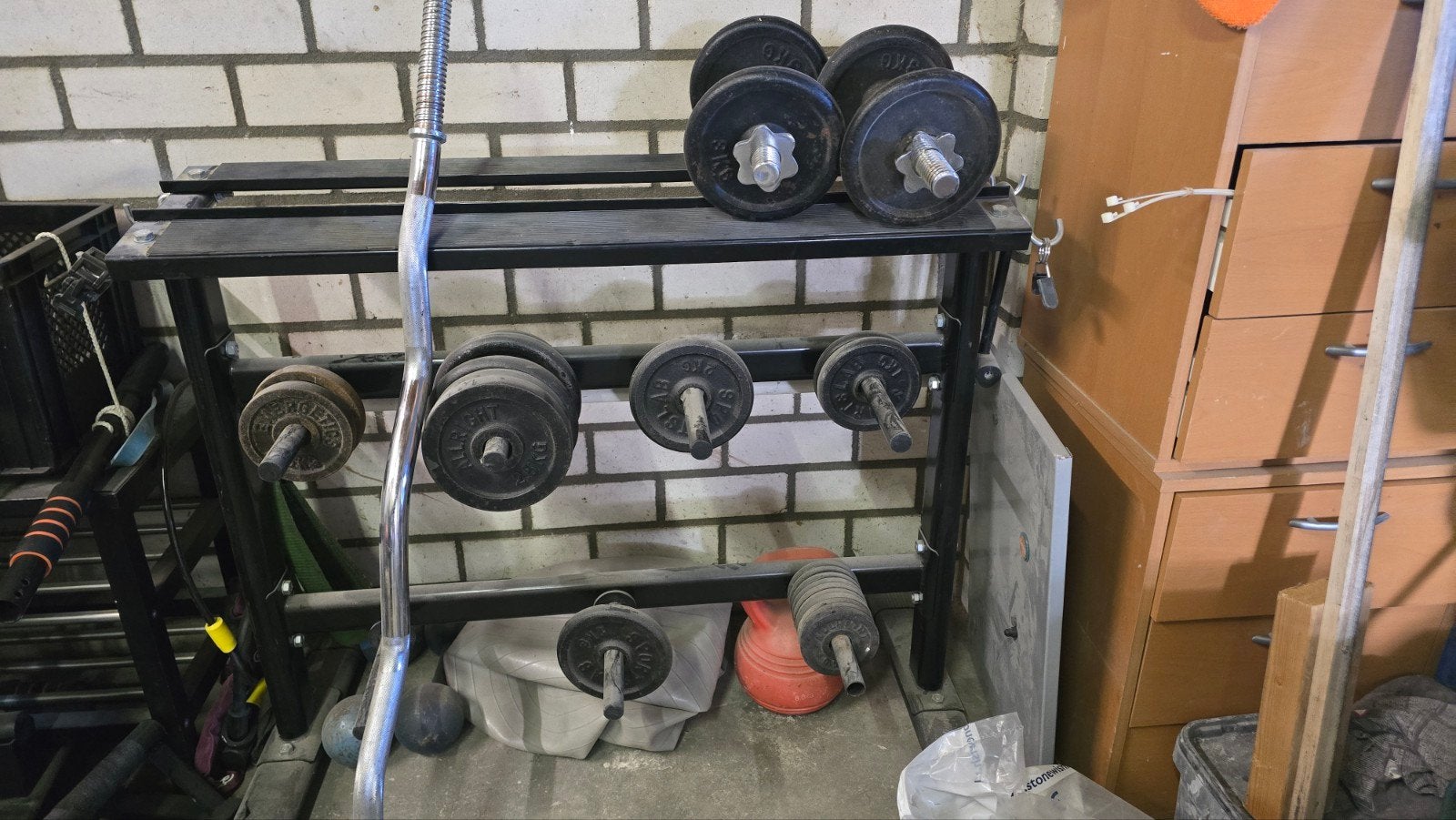 Dumbbells en halterstangen met rek, Sport en Fitness, Fitnessmaterialen, Ophalen, Gebruikt, Benen, Dumbbell