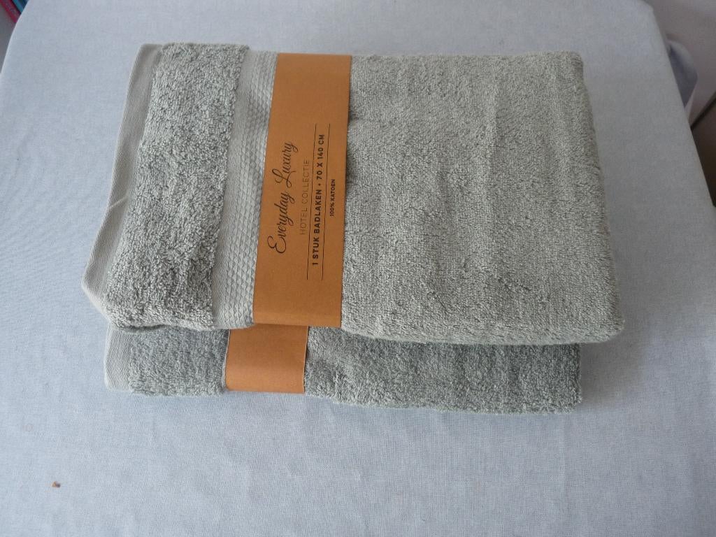  2 jade groen badlakens handdoek 70x140 Nieuw, Ophalen of Verzenden, Nieuw, Groen, Handdoek
