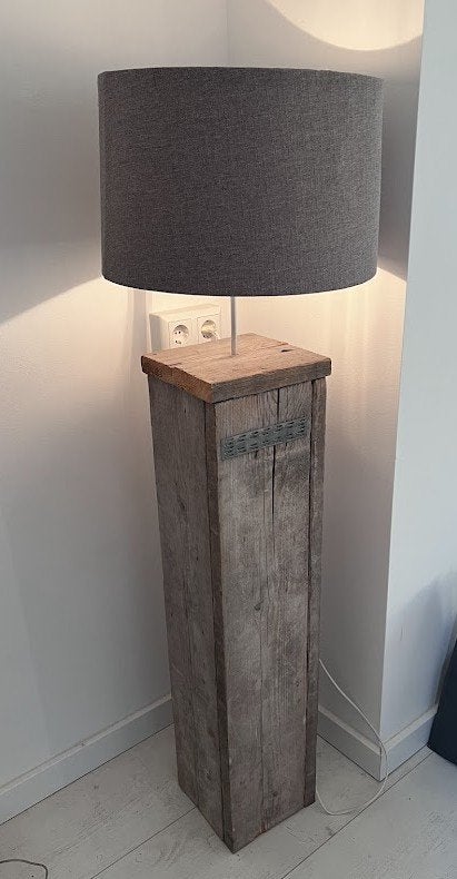 Staande lamp met sokkel van steigerhout, Huis en Inrichting, Lampen | Vloerlampen, Ophalen, Gebruikt, 100 tot 150 cm, E27 (groot)