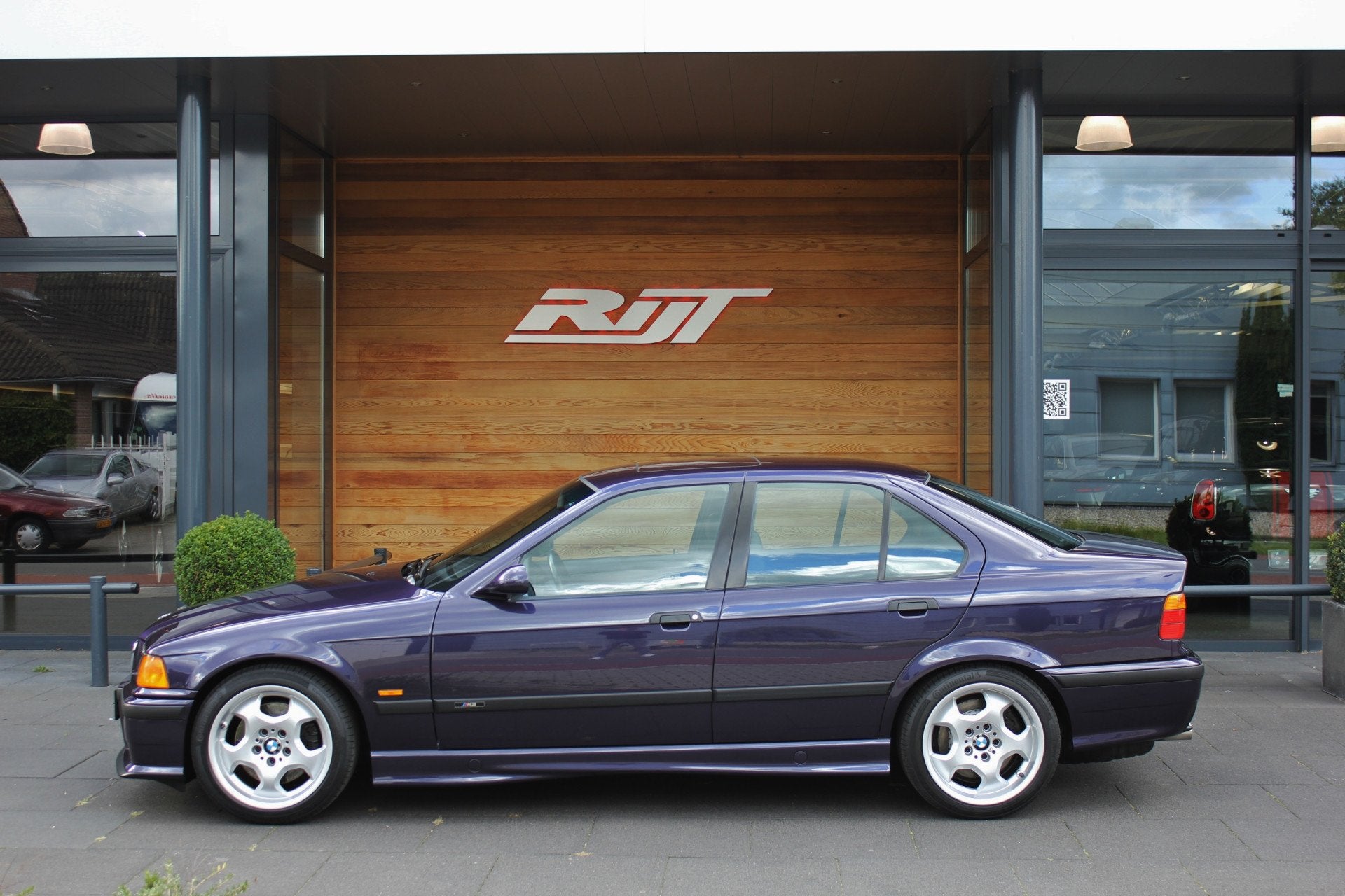 BMW M3 3.2 Sedan SMG *Fully restored in mint condition*, Auto's, Oldtimers, Achterwielaandrijving, Overige kleuren, Automatische klimaatregeling