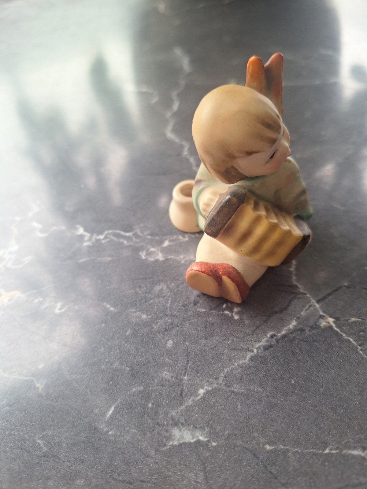 Mooi Hummel beeldje: Engeltje met accordeon en kaarsje, Ophalen of Verzenden, Gebruikt, Hummel