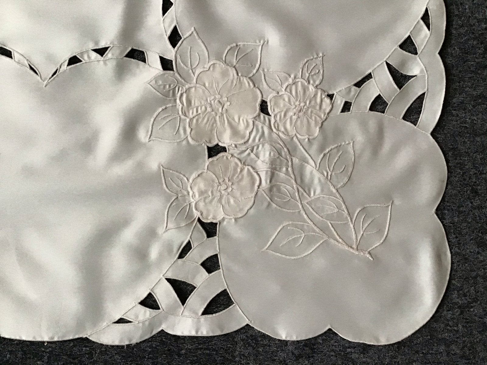 geborduurd tafelkleed met bloemmotief,86X86 cm, Vierkant, Ophalen of Verzenden, Zo goed als nieuw, Geborduurd