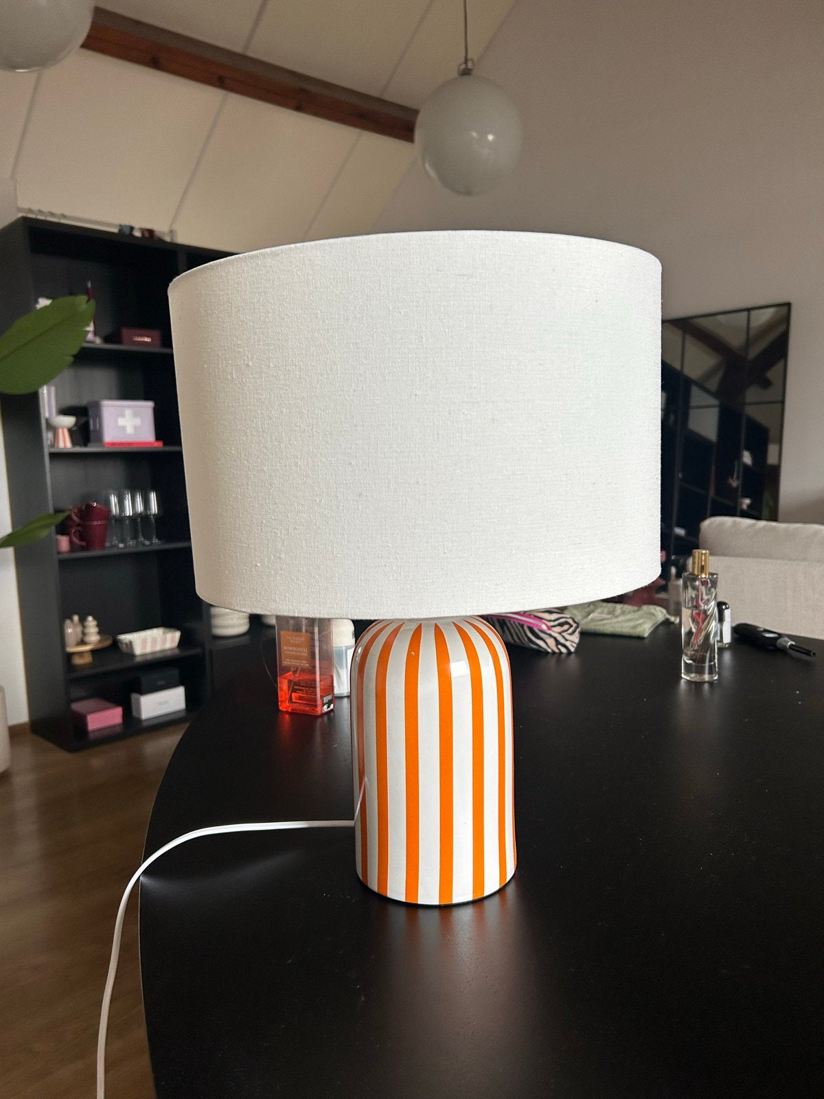 Stijlvolle tafellamp met oranje strepen en witte kap, Ophalen, Meerkleurig, Keramiek, Met kap