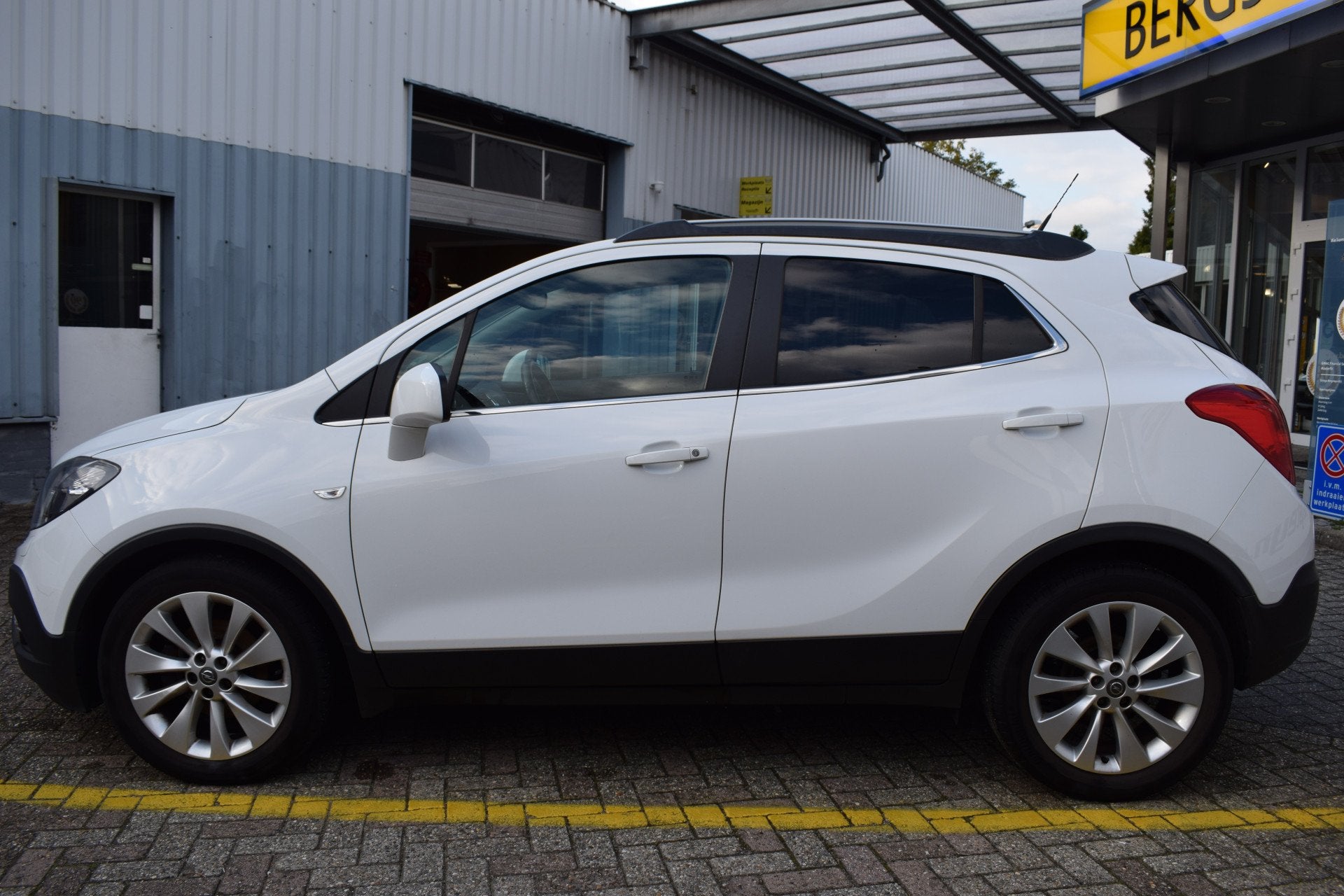 Opel Mokka 1.4 T Cosmo (bj 2015, automaat), Auto's, Gebruikt, Euro 6, Leder en Stof, Wit