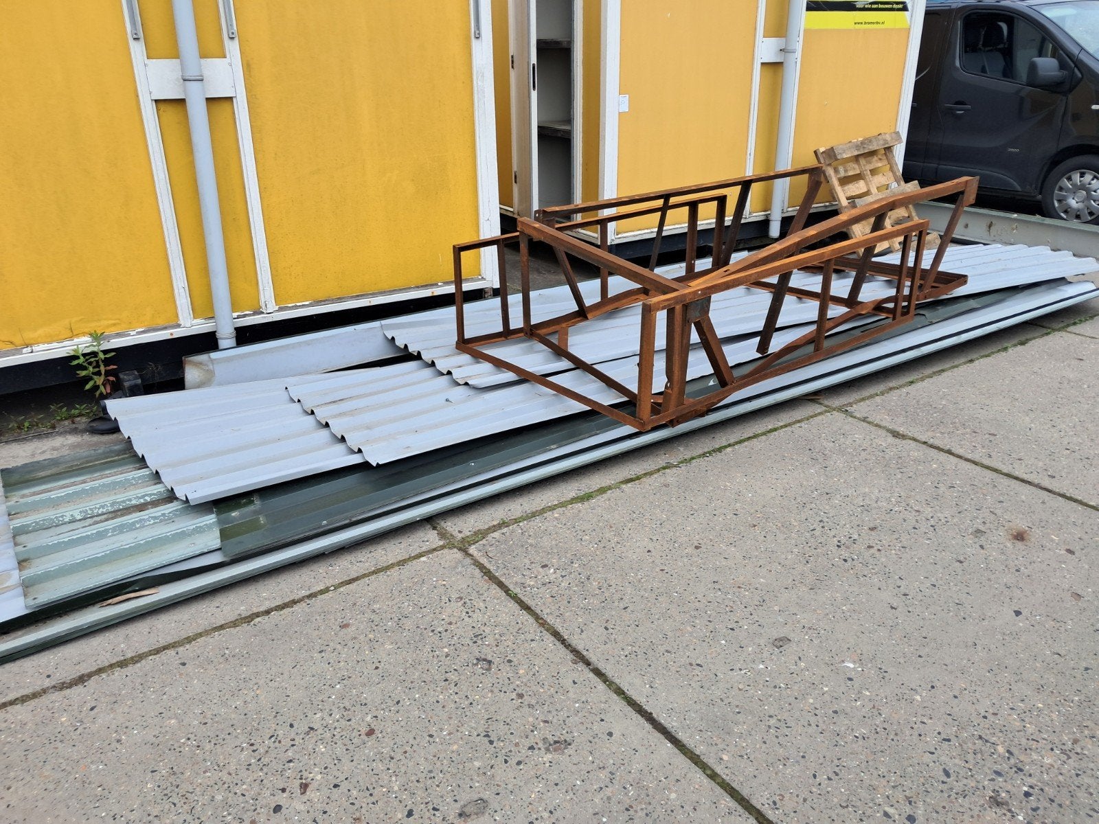 Metalen frames en golfplaten oud ijzer, Ophalen