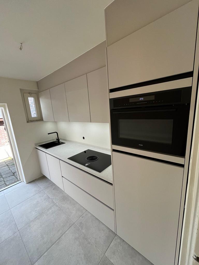 Moderne keuken (zandkleur) 3 meter breed - 2 jaar oud, Huis en Inrichting, Keuken | Complete keukens, Ophalen, Enkelwandige keuken