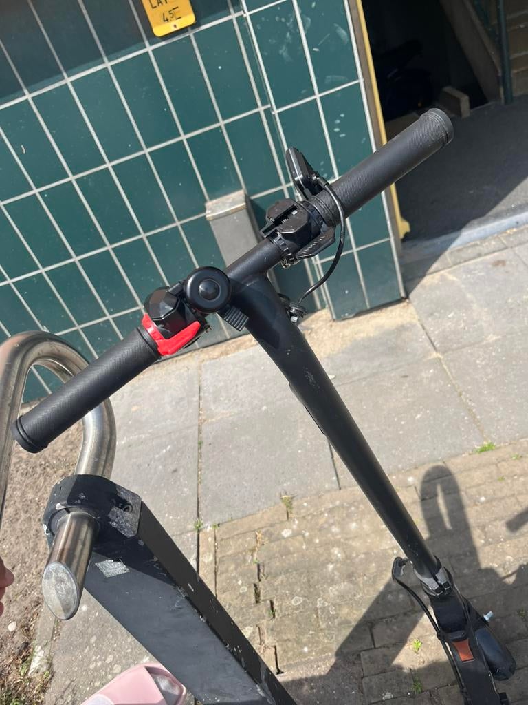 Elektrische step 25 KMU banden lek en scherm kapot, Fietsen en Brommers, Steps, Ophalen of Verzenden, Zo goed als nieuw, Elektrische step (E-scooter)