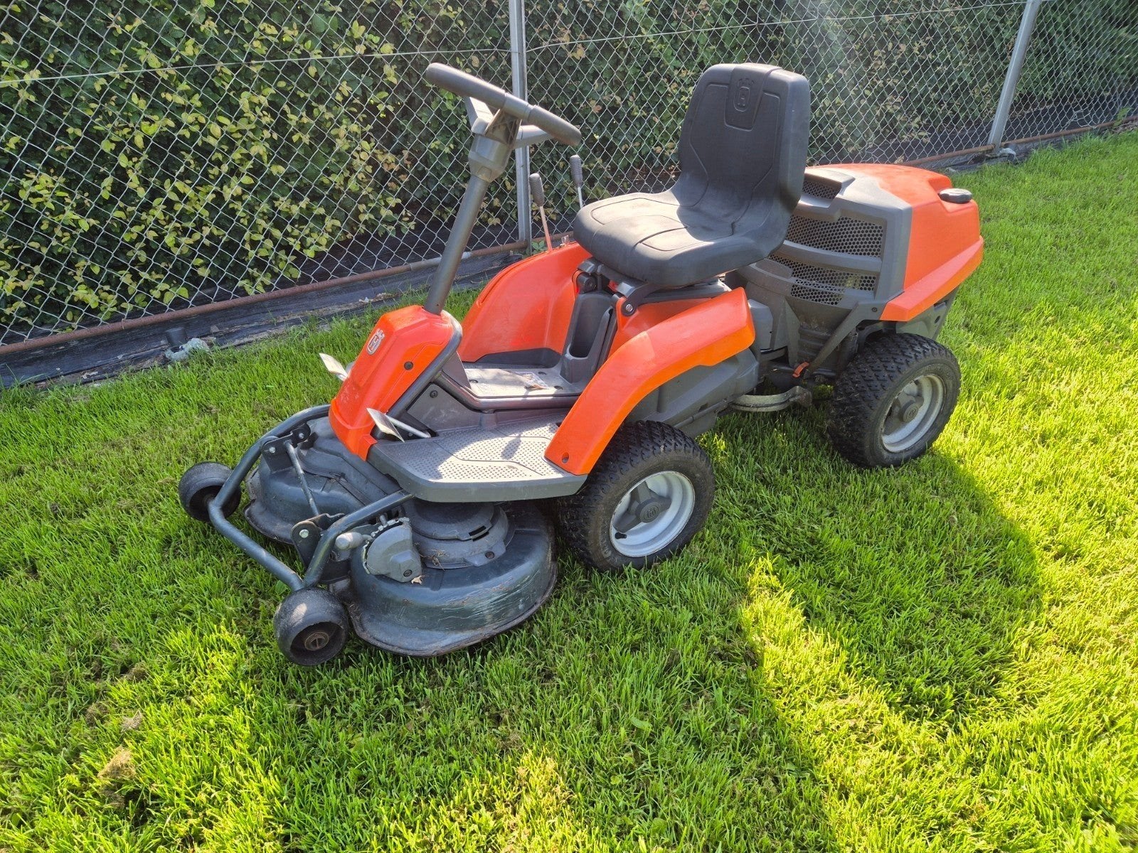 Husqvarna R111B5 Zitmaaier - Topconditie, recent onderhoud, Tuin en Terras, Grasmaaiers, Ophalen, 50 cm of meer