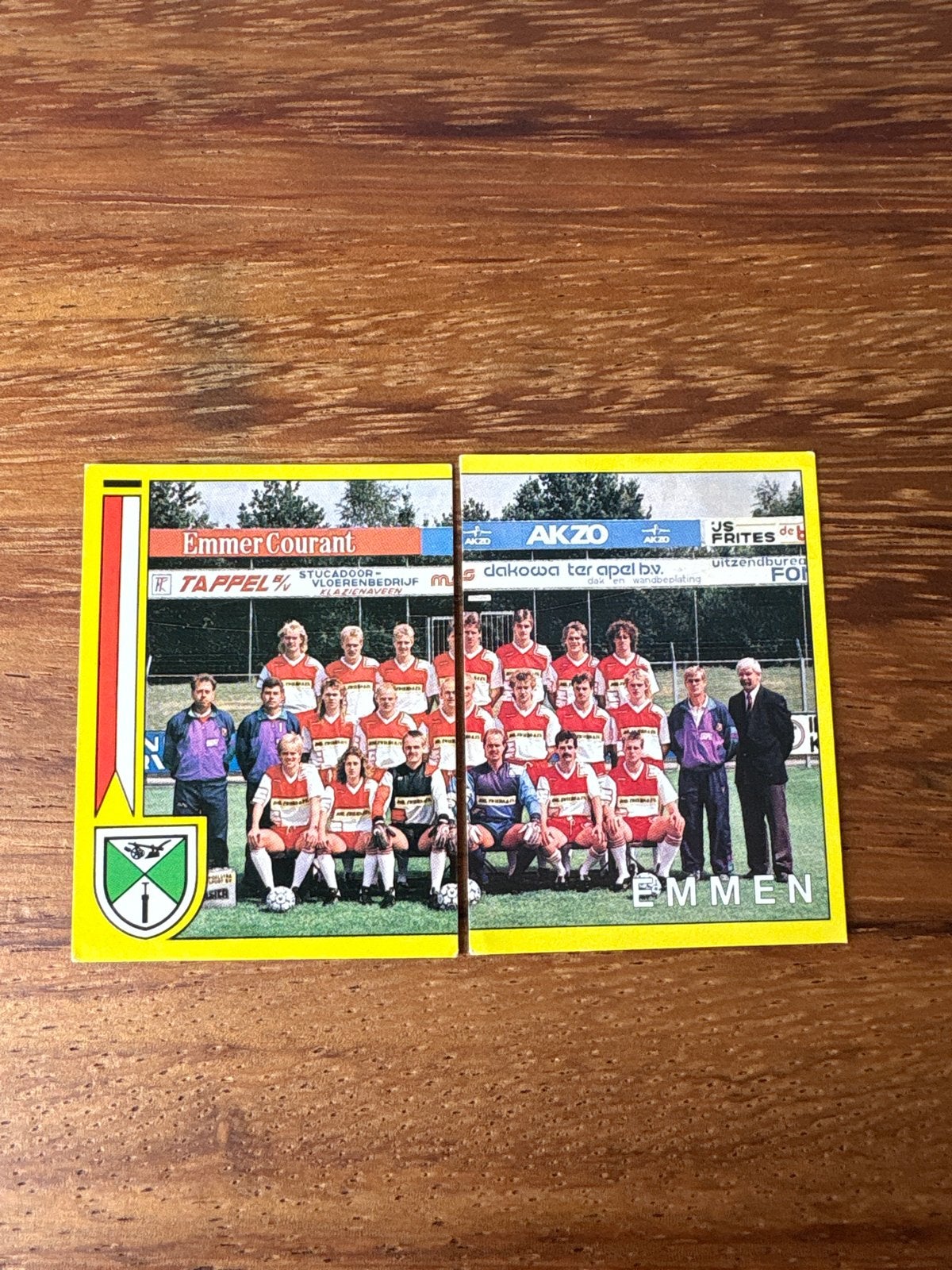 Panini Voetbal 90 Emmen teamfoto stickers 299 en 300, Ophalen of Verzenden, Gebruikt, Overige binnenlandse clubs, Poster, Plaatje of Sticker