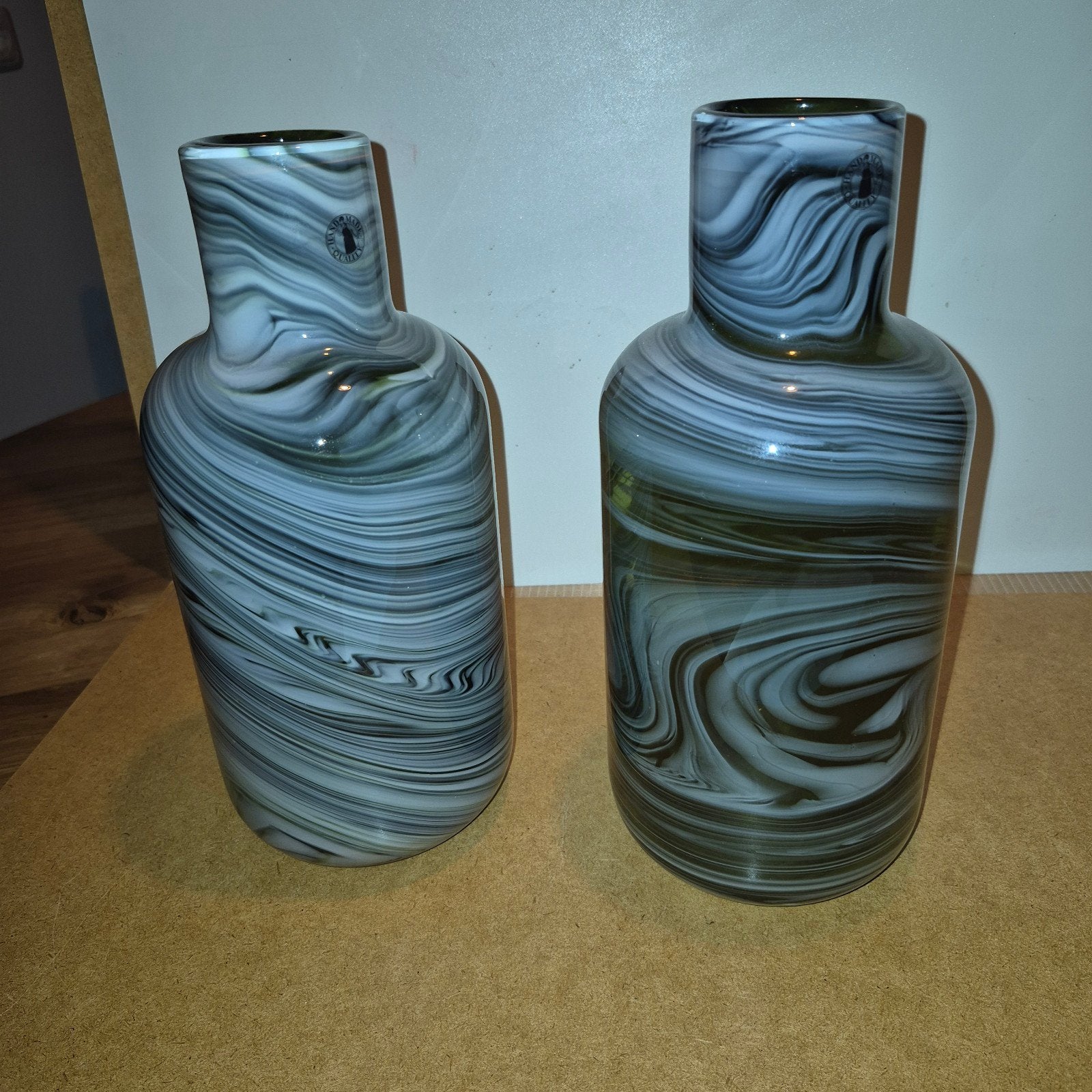 Twee IKEA Lina Vuorivirta vazen, groen/wit, 26cm hoog, Ophalen