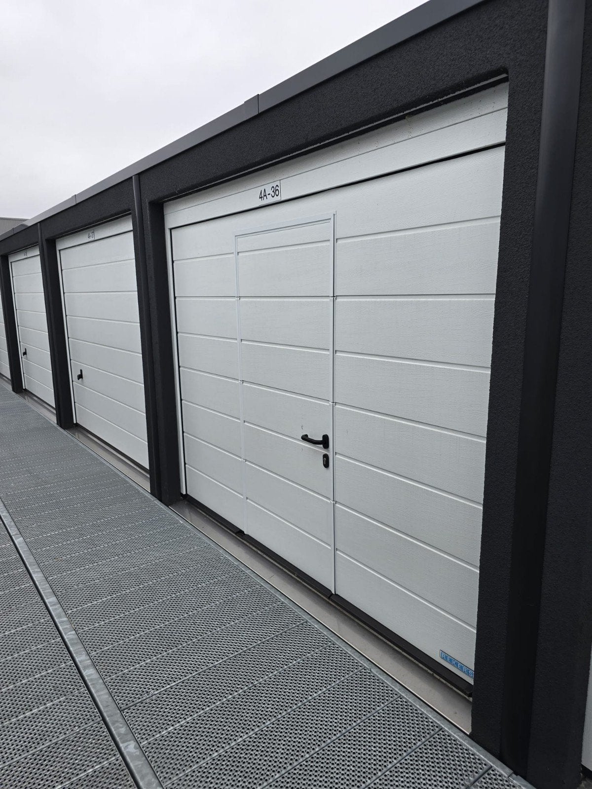 Te huur garagebox ,op de eerste verdieping garagepark Venlo.