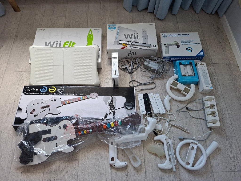 WII + Balance board, Spelcomputers en Games, Spelcomputers | Nintendo Wii, Ophalen, Zo goed als nieuw, Met 2 controllers
