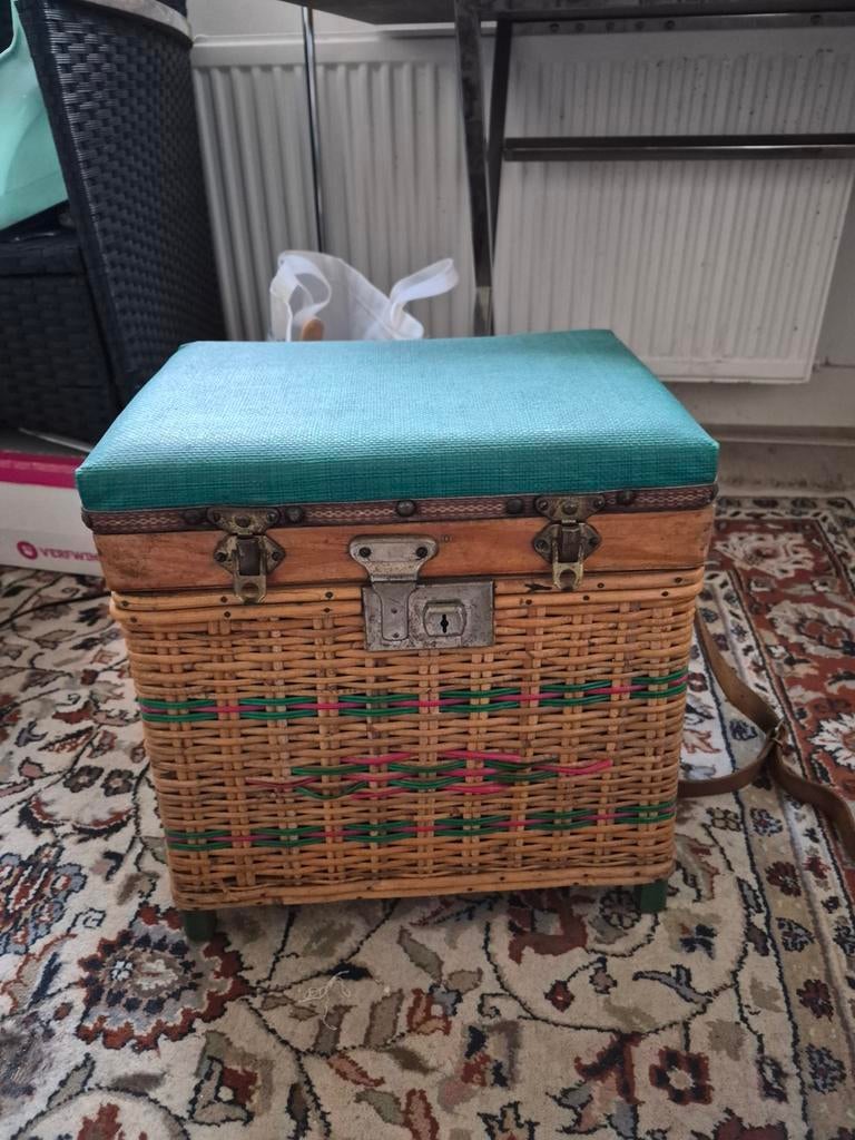 Vintage rieten viskoffer met turquoise kussen, Antiek en Kunst, Ophalen