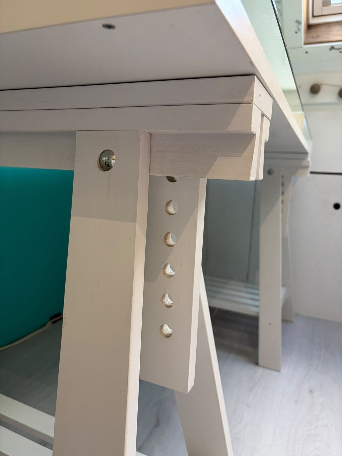bureau met glasplaat en op schragen, Ophalen, In hoogte verstelbaar, Zo goed als nieuw, IKEA