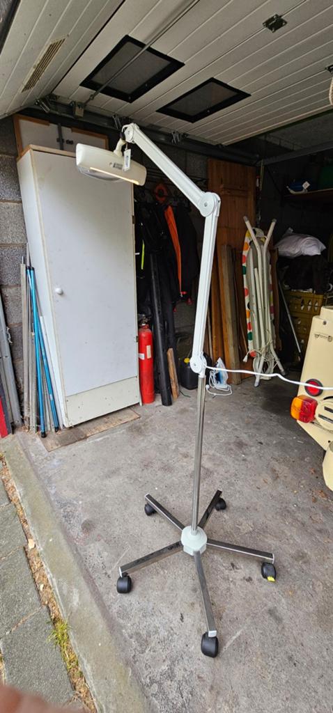 Loep, vergrootglas met verlichting., Ophalen