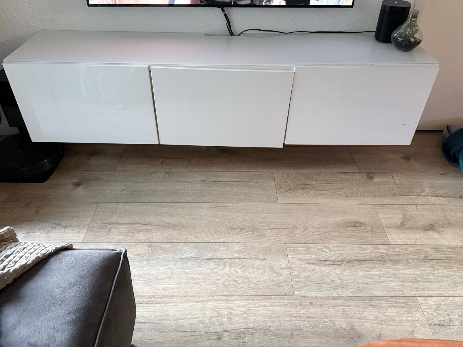 Wit tv-meubel met glazen plaat en kabelmanagement, Huis en Inrichting, Ophalen, Gebruikt, 150 tot 200 cm, Overige houtsoorten