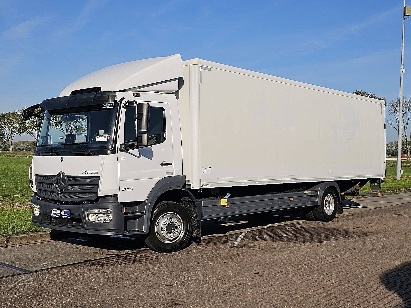 MERCEDES-BENZ ATEGO 1230 airco wb 536 lift, Auto's, Automaat, Euro 6, Verwarmde buitenspiegels, Wit