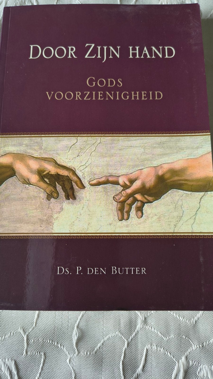 P. den Butter - Door Zijn hand, Christendom | Protestants, Ophalen of Verzenden, Zo goed als nieuw, P. den Butter