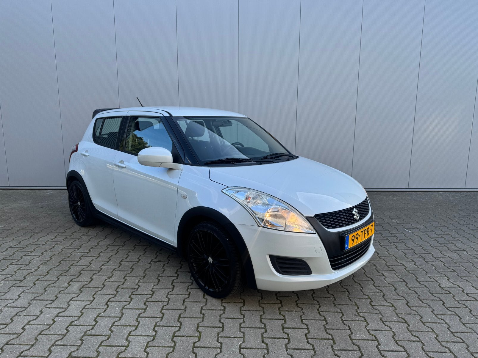 Suzuki Swift 1.2 5-D carplay trekhaak stoelverwarming Wit, Auto's, Voorwielaandrijving, Stof, 4 cilinders, 400 kg