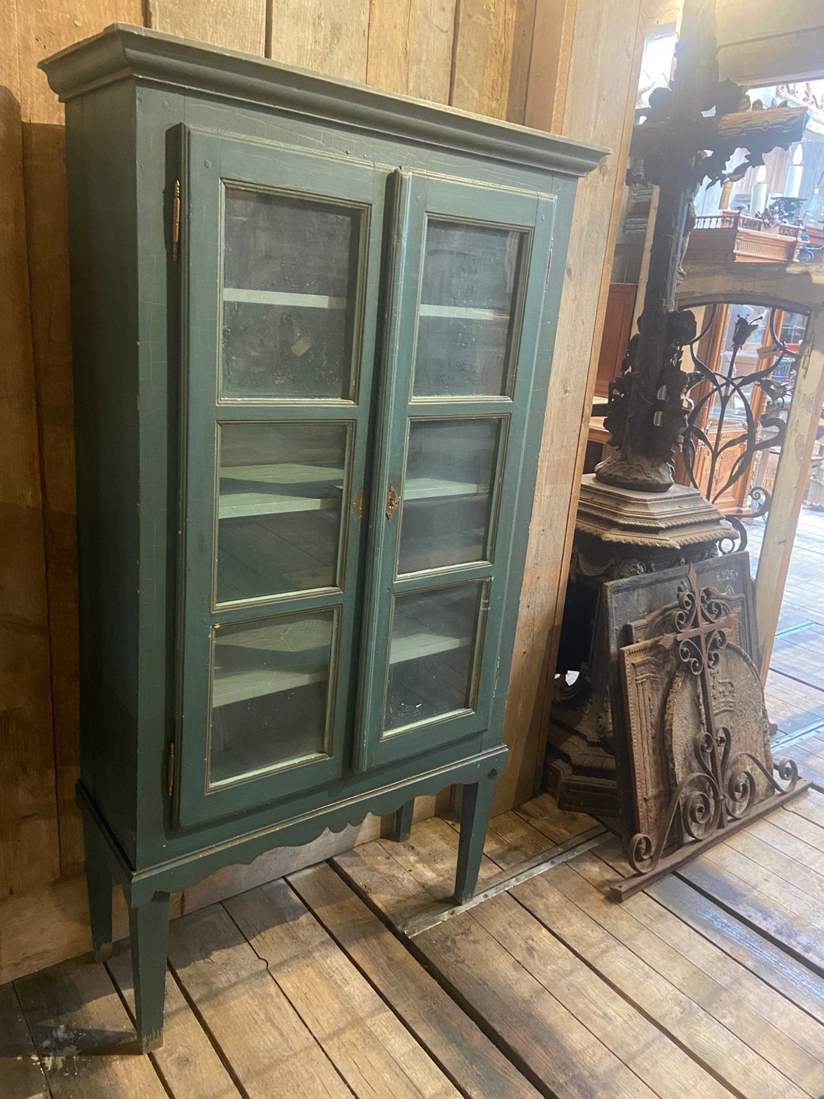Oude Brocante Franse vitrine vitrinekast op pootjes, Ophalen