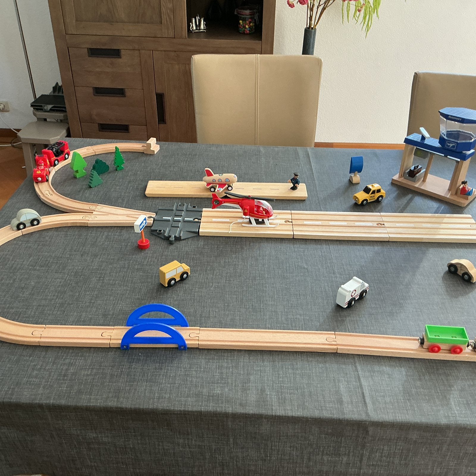 Houten treinbaan met vliegbasis, Ophalen of Verzenden, Zo goed als nieuw