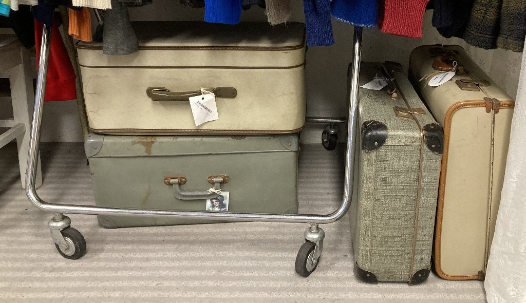 Brocante oude koffers in Warenhuis Strant in Haren bij Oss, Ophalen