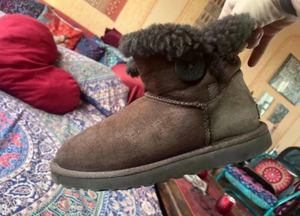 Bruine Uggs mini Bailey button maat 38 nu 89,99€, UGG, Bruin, Lage of Enkellaarzen, Ophalen of Verzenden