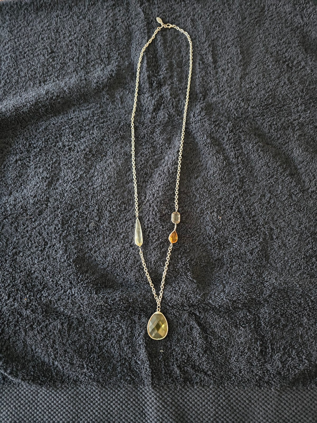Te koop zilverkleurige halsketting met verschillende kleuren, Sieraden, Tassen en Uiterlijk, Ophalen of Verzenden, Zo goed als nieuw
