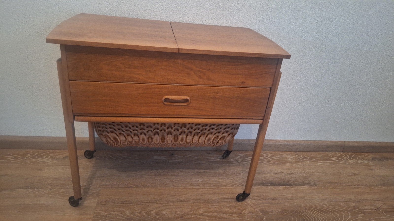 Deense design jaren 50 tafel naaikastje, Minder dan 55 cm, Gebruikt, Rechthoekig, Skandinavisch