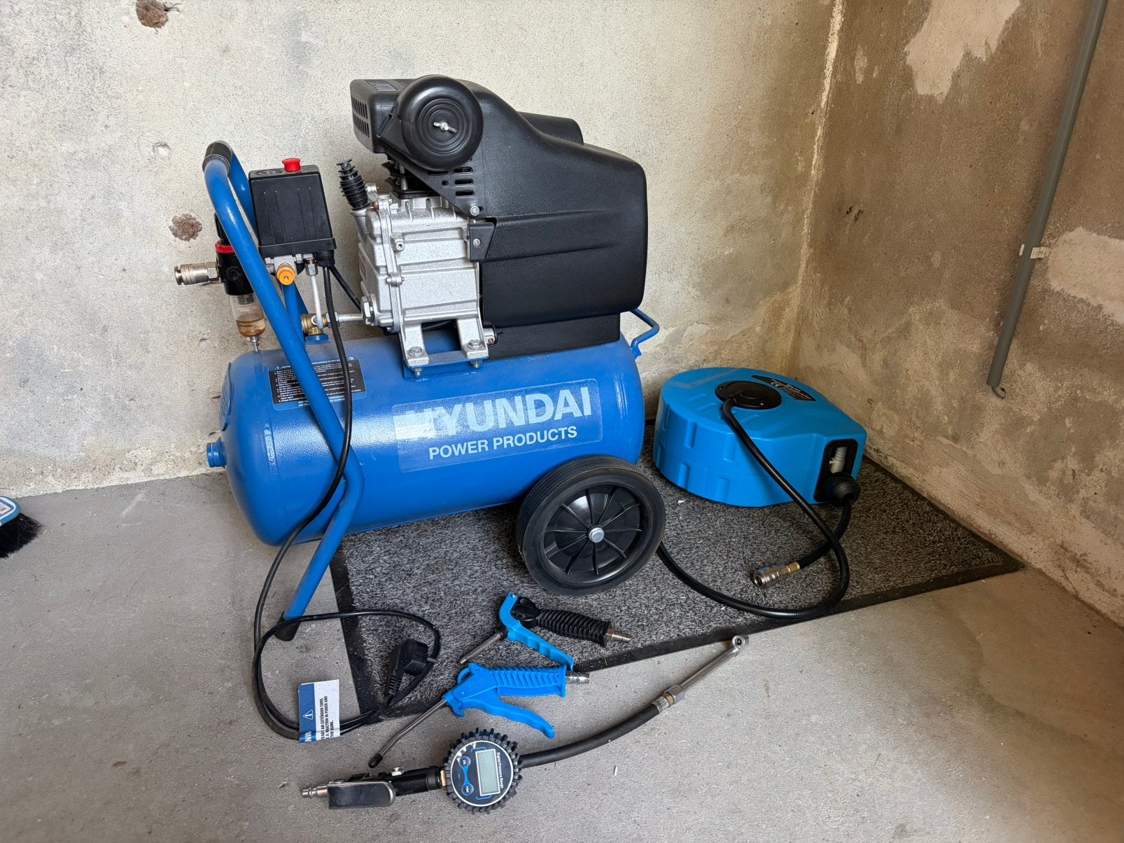 Hyundai compressor 24L/2 PK/8 bar + haspel en toebehoren, Doe-het-zelf en Verbouw, Compressors, Minder dan 25 liter, Ophalen, Zo goed als nieuw