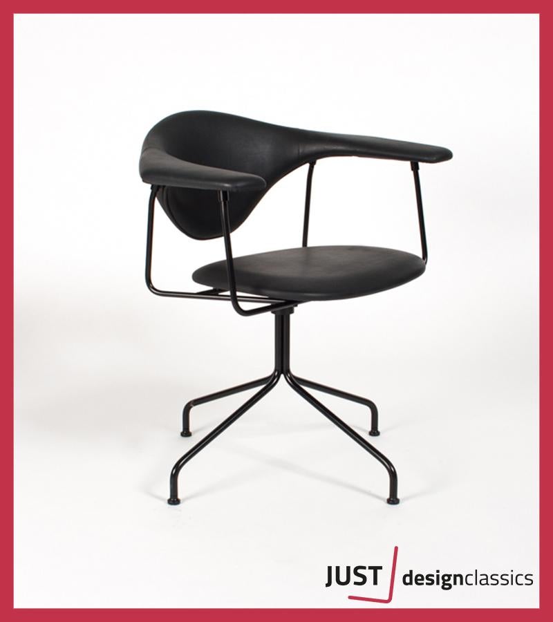 Gubi Masculo Meeting Chair (voorraad:7), Huis en Inrichting, Stoelen, Niet ingevuld, Zo goed als nieuw, Niet ingevuld, Niet ingevuld