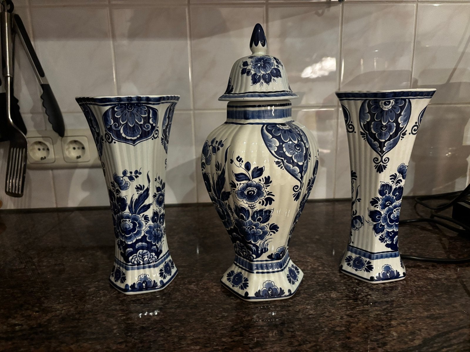 Set van 3 Delfts Blauwe Vazen en Pot met Deksel, Ophalen