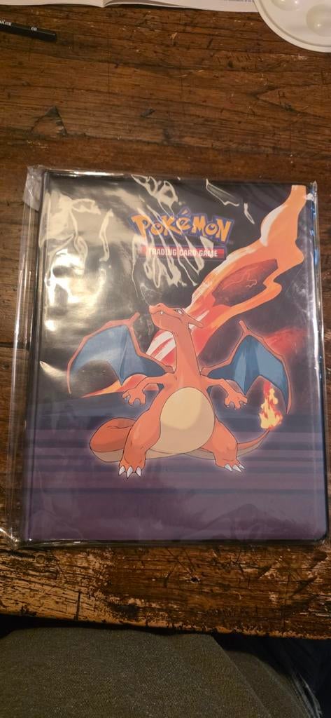 Ultra PRO Portfolio 9-pocket Charizard, Ophalen of Verzenden, Sleeves of Kaarthoesjes