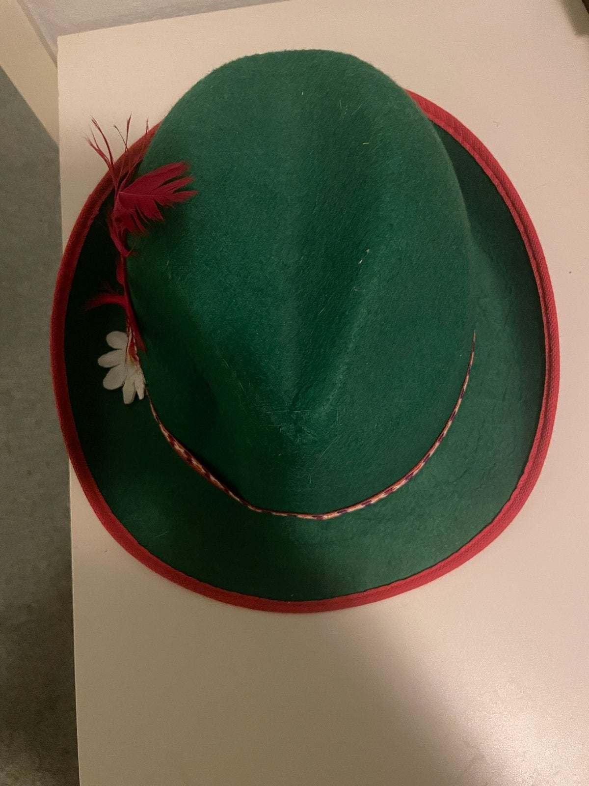 Groene Oktoberfest Hoed met Rode Rand en Veer, Ophalen of Verzenden, One size fits all, Hoed