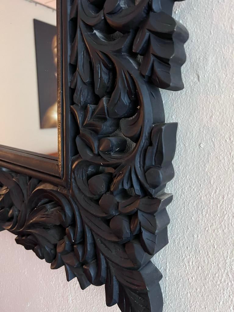 Grote Zwarte Spiegel met Sierlijke Houten Lijst, Ophalen of Verzenden, Zo goed als nieuw, 100 tot 125 cm, Minder dan 100 cm