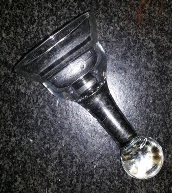 Bijzonder wijnglas met stevige bolvoet. kan dus niet staan., Ophalen of Verzenden, Nieuw, Borrel- of Shotglas