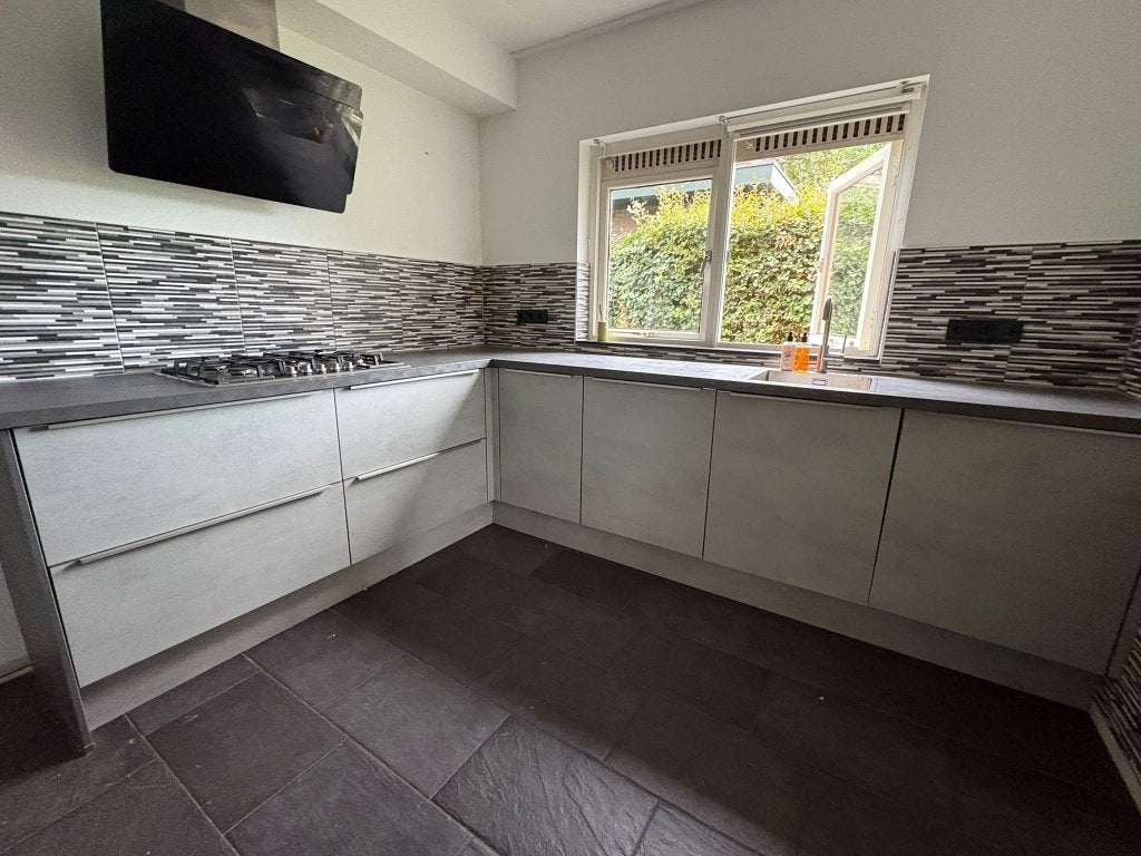 MODERNE GRIJS/BETONLOOK HOEKKEUKEN+ZANUSSI GEDEMONTEERD, Hoekkeuken, Ophalen of Verzenden, Zo goed als nieuw, Kunststof