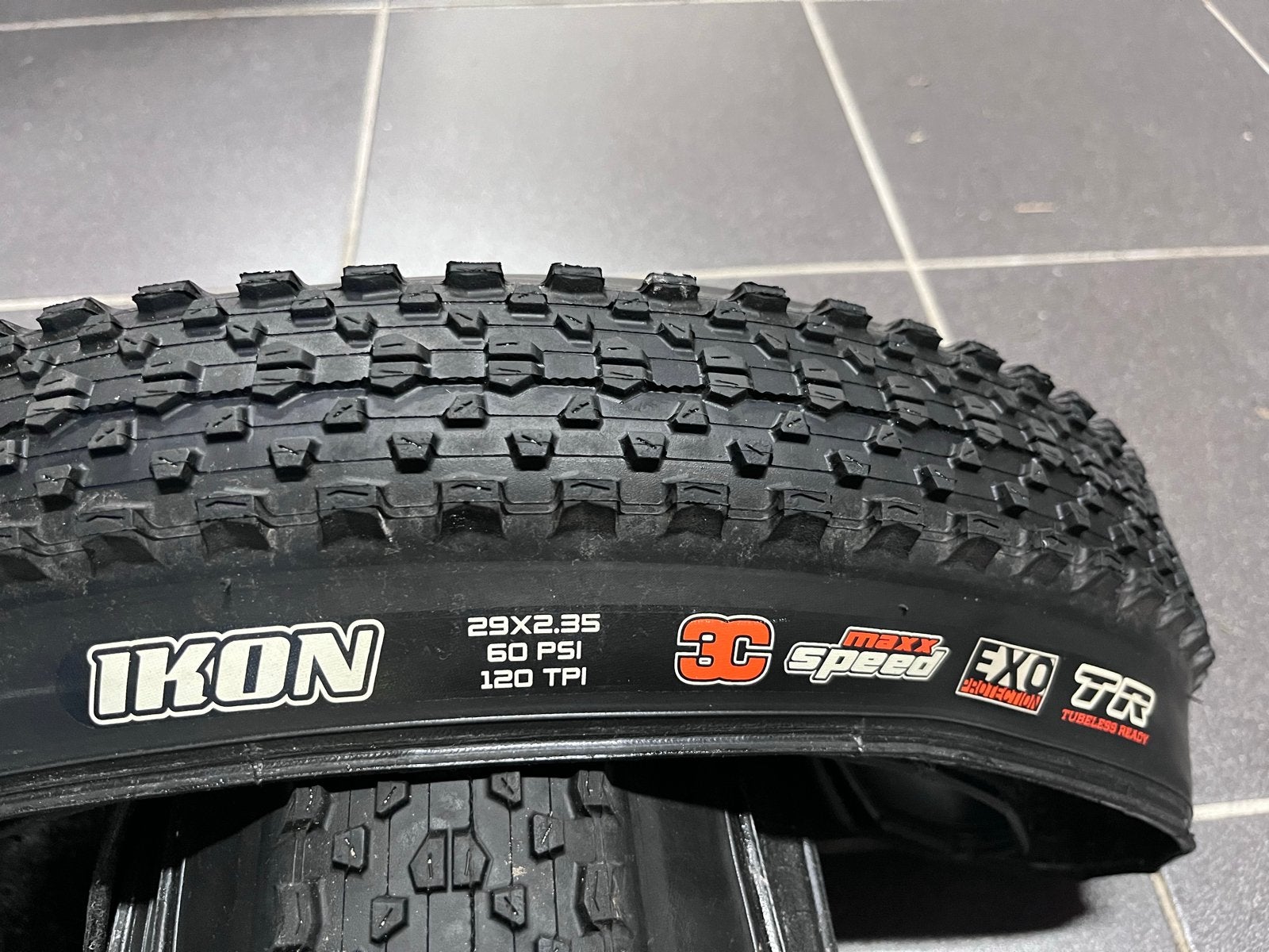 Maxxis IKON 29X2.35 MTB Band 60 PSI 120 TPI, Fietsen en Brommers, Fietsonderdelen, Zo goed als nieuw, Band, Rubber, Mountainbike