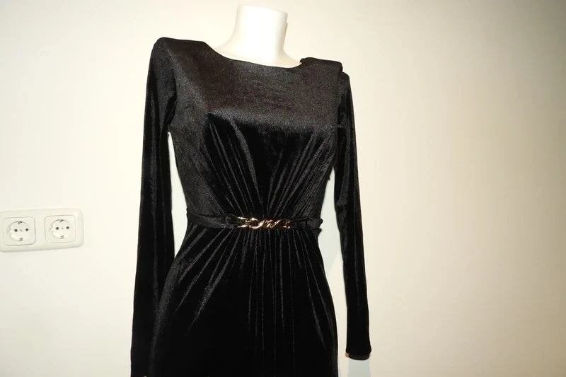 Rinascimento lange jurk velvet velours goud ketting Nieuw S, Maat 38/40 (M), Verzenden, Zwart, Rinascimento