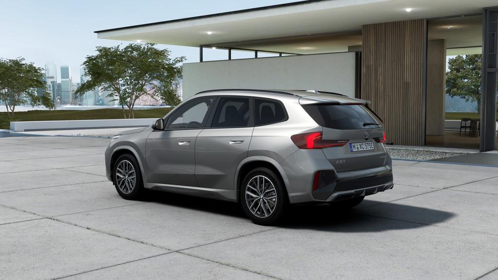 BMW iX1 eDrive20 M Sport / Sportstoelen / Achteruitrijcamera, Zwart, Metallic lak, Nieuw, SUV of Terreinwagen